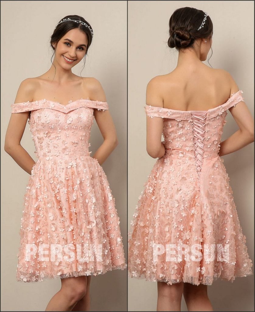 Robe de soirée courte rose ligne A encolure bardot ornée de fleurs en dentelle